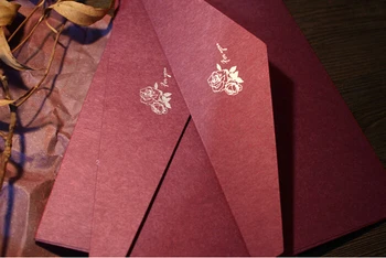 Подарочный конверт из винтажной крафт-бумаги с золотой маркой для приглашения на свадьбу